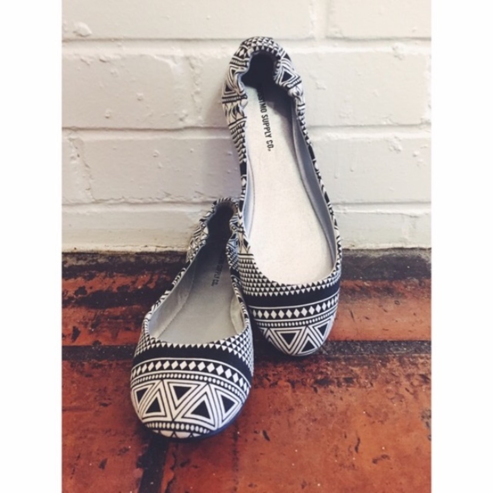 Mossimo Tribal Flats Size 7 - Picture 2 of 2